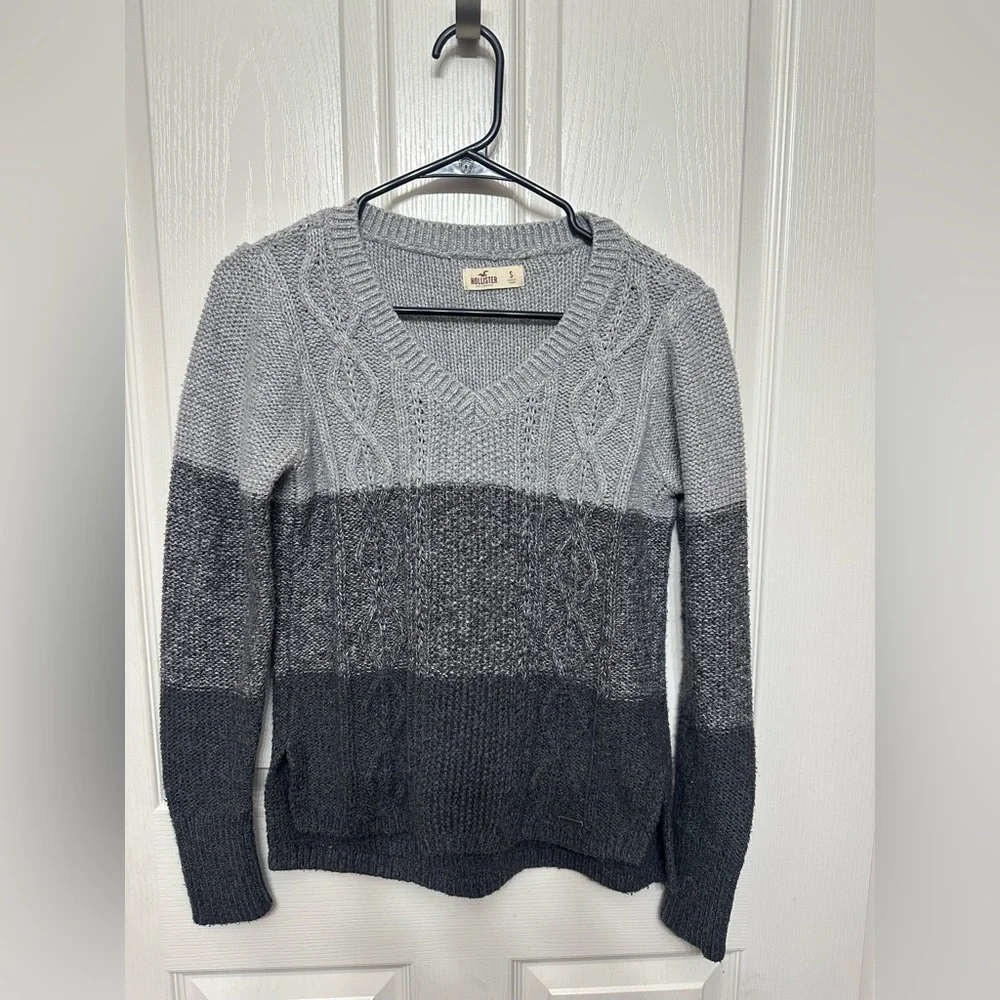 Hollister‎ V-Neck Sweater in Gray Tones